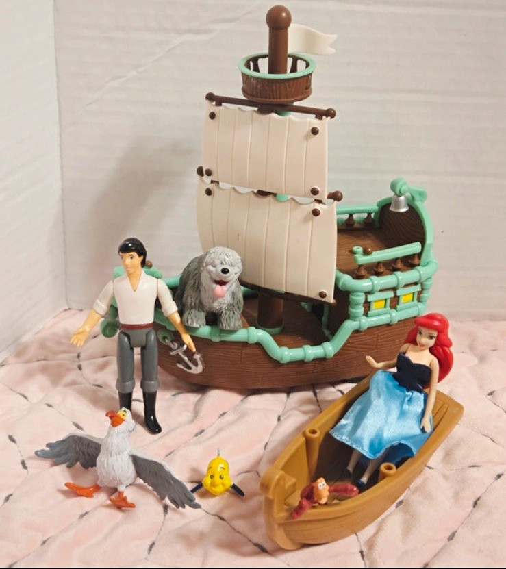 Disney Little Mermaid Figurines Ariel Eric  MAGICAL MOMENTS COMPLETE SET 2012