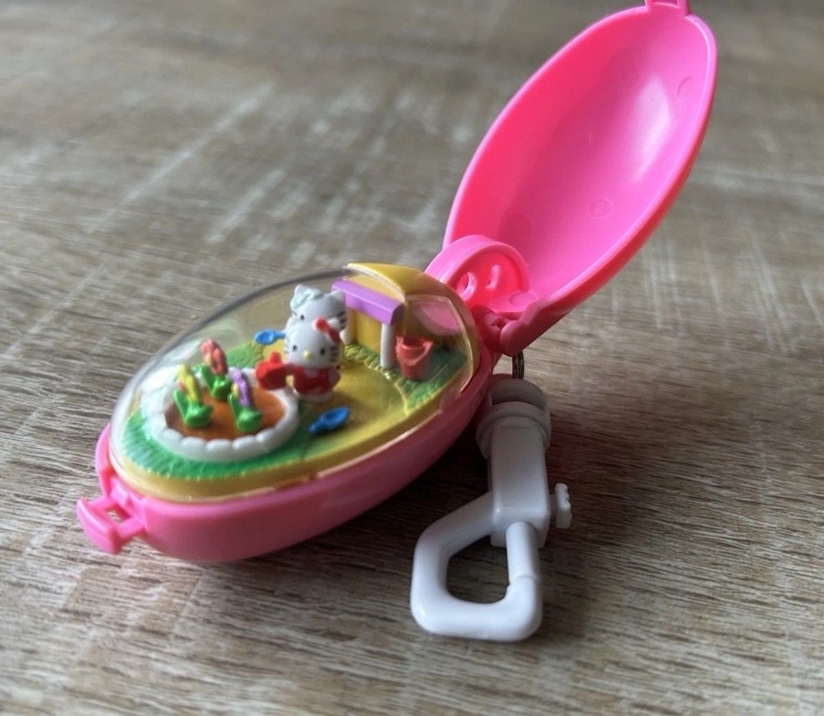2002 Sanrio Hello Kitty Takara Pocket Critter Moving Keychain Garden Vintage 2002 Sanrio Hello Kitty Takara Pocket Critter Moving Keychain Garden Vintage