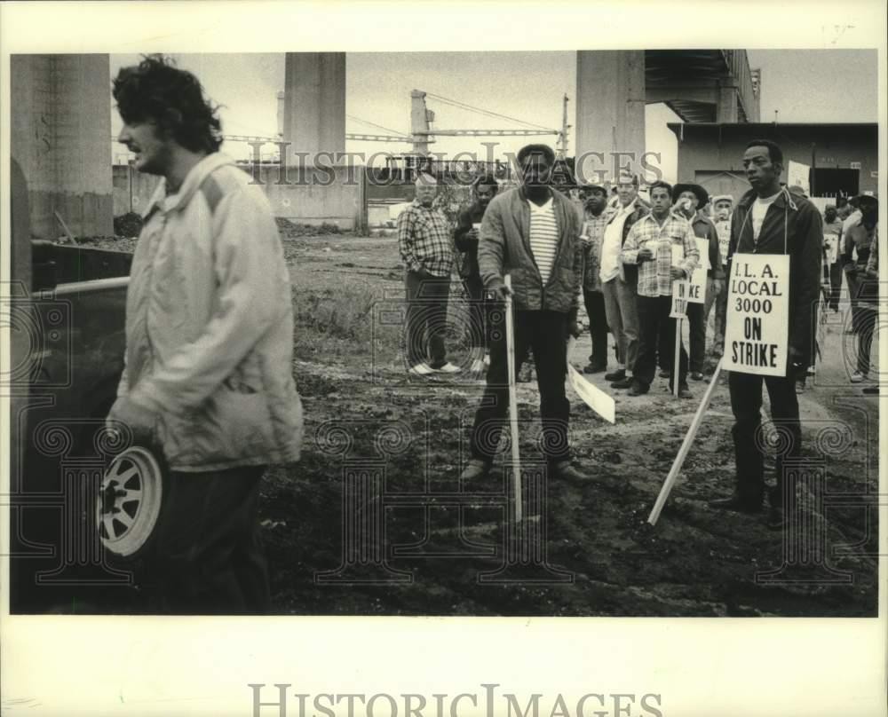 1986 Press Photo International Longshoremen's Association members strike