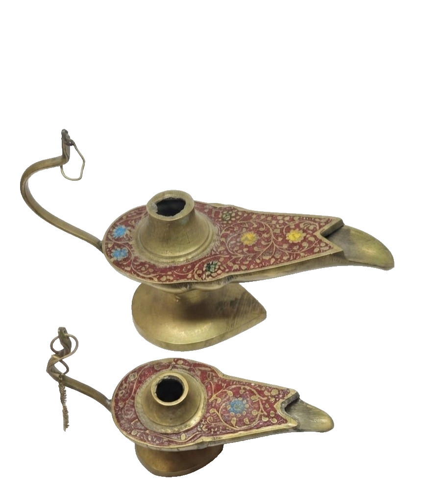 Vintage  Handcrafted Brass Aladdin Oil Lamp Middle Eastern Collectible Art
