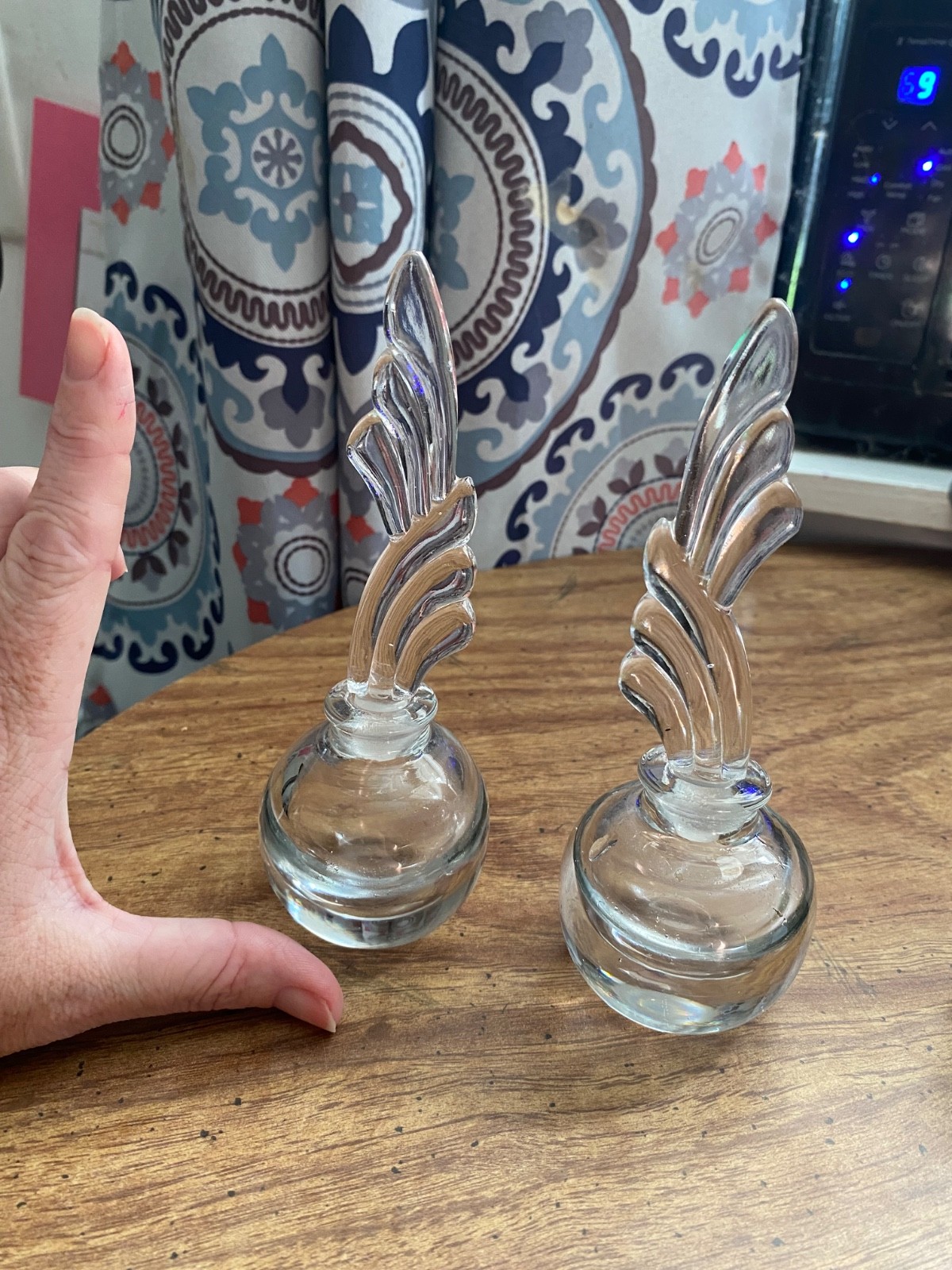 Pair Vtg Art Deco Glass Perfume Bottles Wing Feather Stopper Vanity Set Clear MC