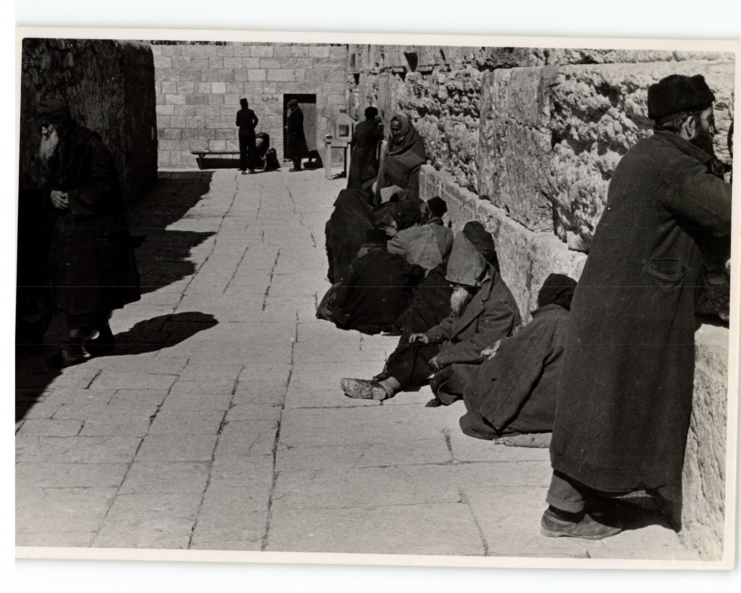 Turkey, Istanbul, men sitting at the foot of'a wall, vintage print, ca.1910 T Turkey, Istanbul, men sitting at the foot of'a wall, vintage print, ca.1910 T