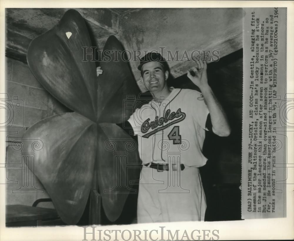 1960 Press Photo Baltimore Oriles' Jim Gentile with lucky shamrock - nox21316