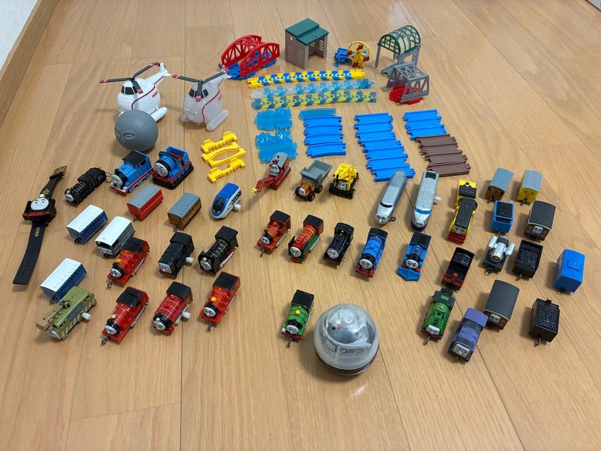 Thomas & Friends Capsule Plarail Set with Sealed Gold Thomas Collectible 15+ Thomas & Friends Capsule Plarail Set with Sealed Gold Thomas Collectible 15+