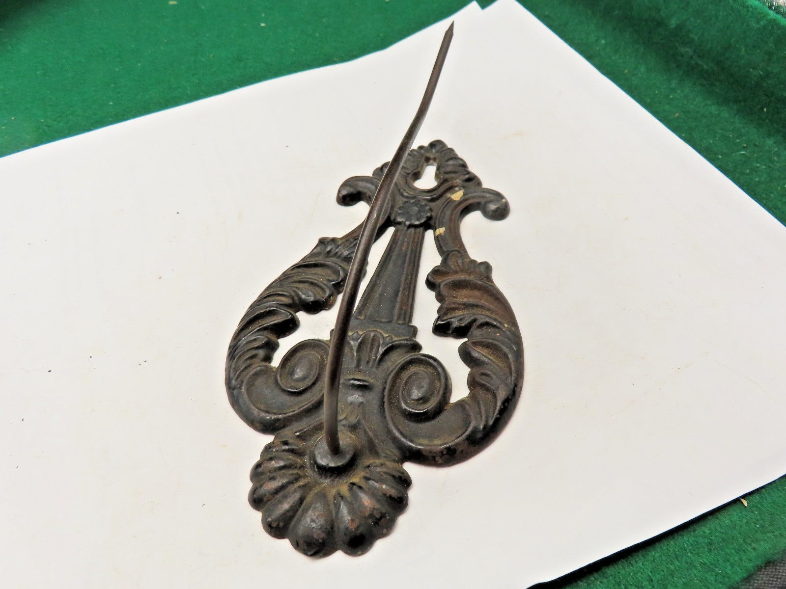 VINTAGE CAST IRON WALL MOUNT BILL SHAPED SPIKE HOLDER 7 VINTAGE CAST IRON WALL MOUNT BILL SHAPED SPIKE HOLDER 7