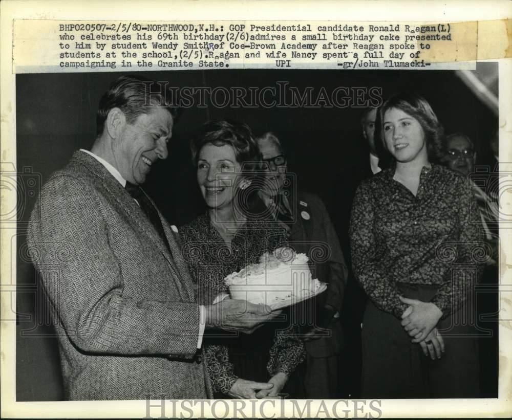 1980 Press Photo Ronald Reagan receives cake from students-New Hampshire 1980 Press Photo Ronald Reagan receives cake from students-New Hampshire