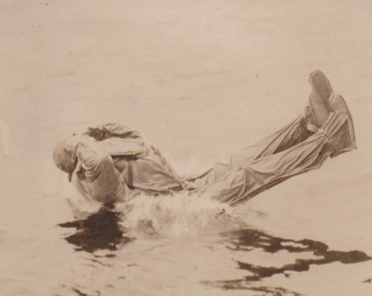 1915 Press Photo Inventor O.A. Younres demonstrates his life preserver