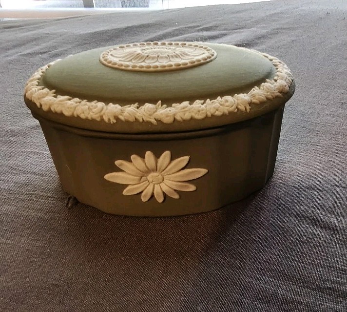 Rare Green Wedgwood Daisy Trinket Jar Excellent 3