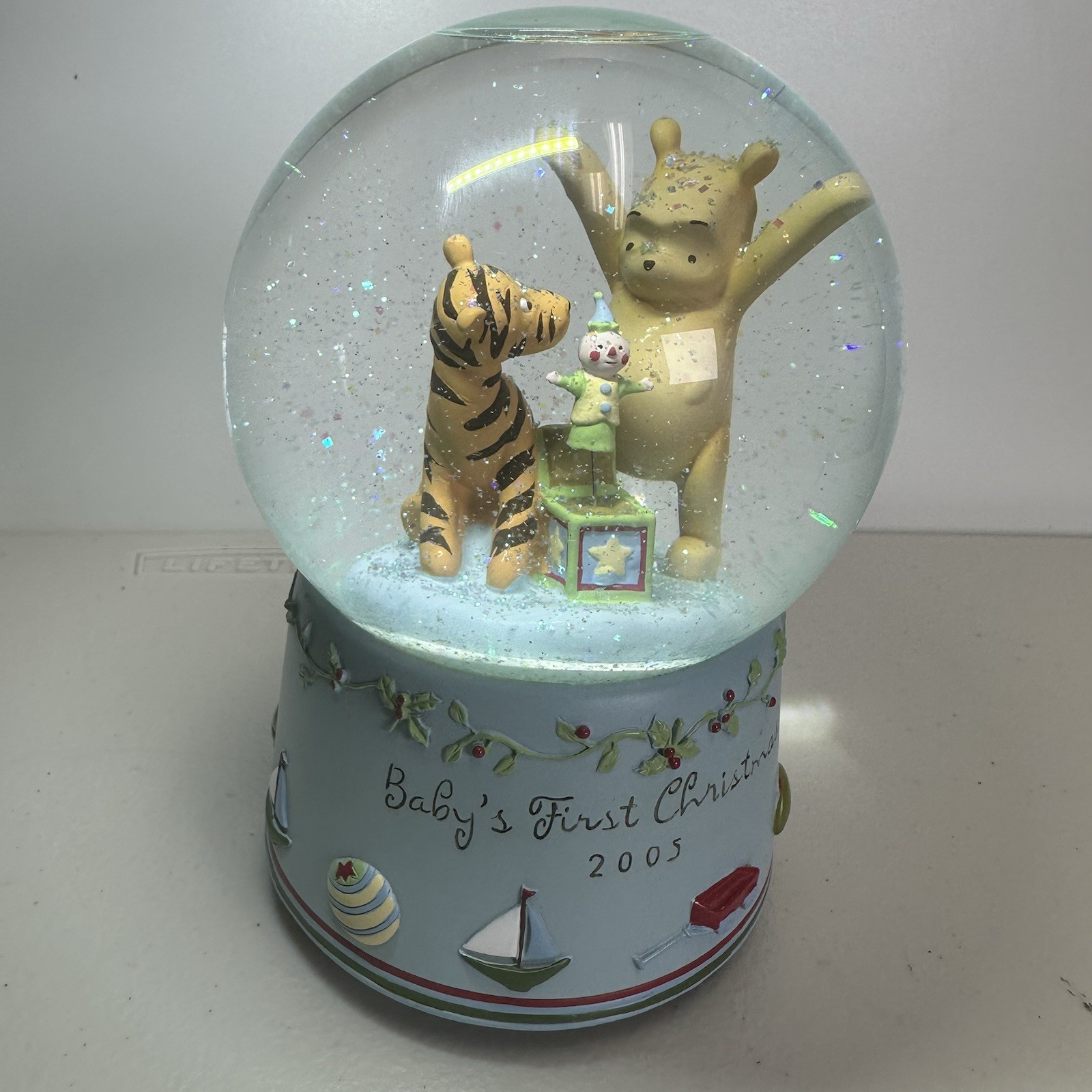 VTG Disney Enesco Baby\'s First Christmas 2005 Winnie Pooh Tigger Musical Snow GL
