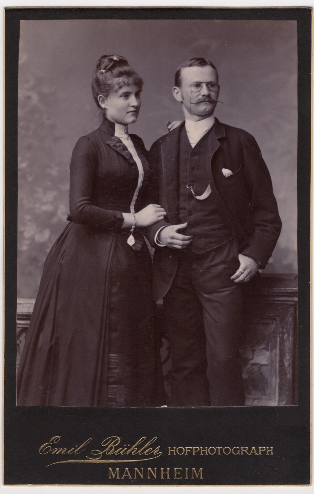 PORTRAIT OF A MOST ATTRACTIVE COUPLE : GLASSES : MANNHEIM GERMANY : CABINET CARD PORTRAIT OF A MOST ATTRACTIVE COUPLE : GLASSES : MANNHEIM GERMANY : CABINET CARD
