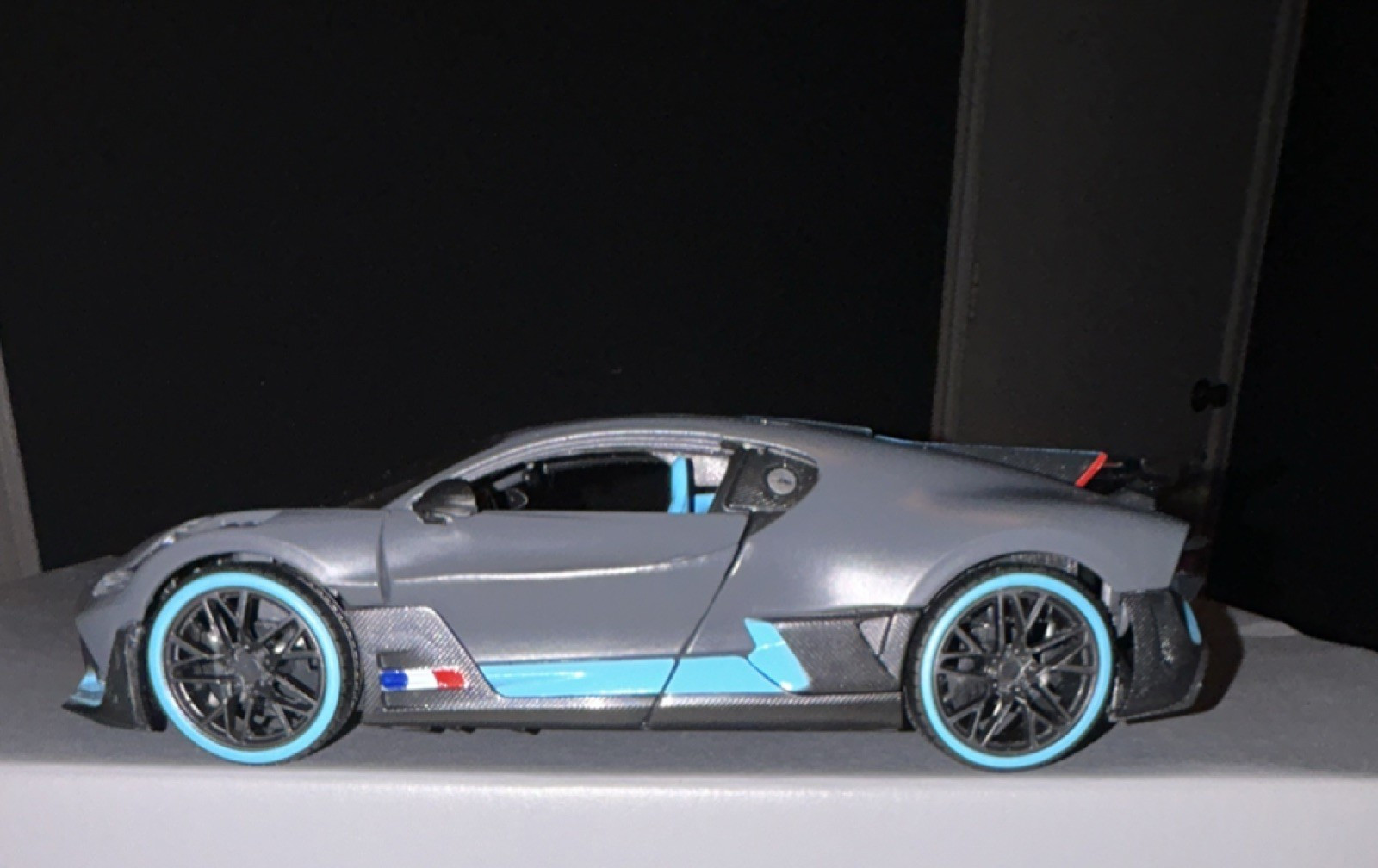Bugatti Divo Gray Model Car with Blue Accents Collectible Display1/24 