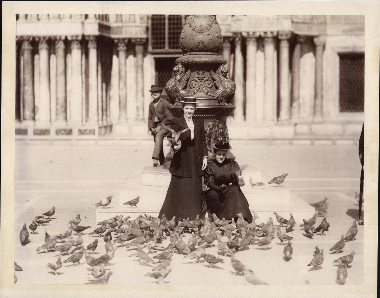 Italia, Venice, San Marco, Women Feeding Pigeons Vintage Albumen Print Print Print 