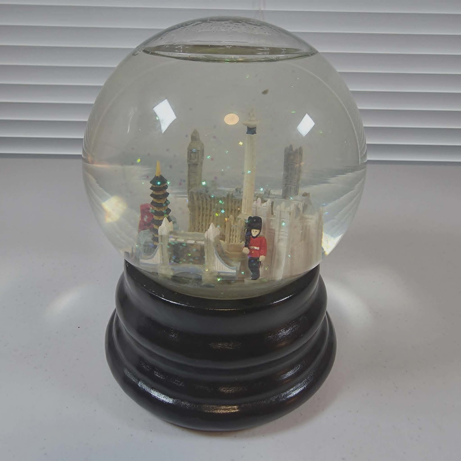 SAKS FIFTH AVENUE SNOW GLOBE LONDON ENGLAND LONDON BRIDGES BIG BEN RETIRED