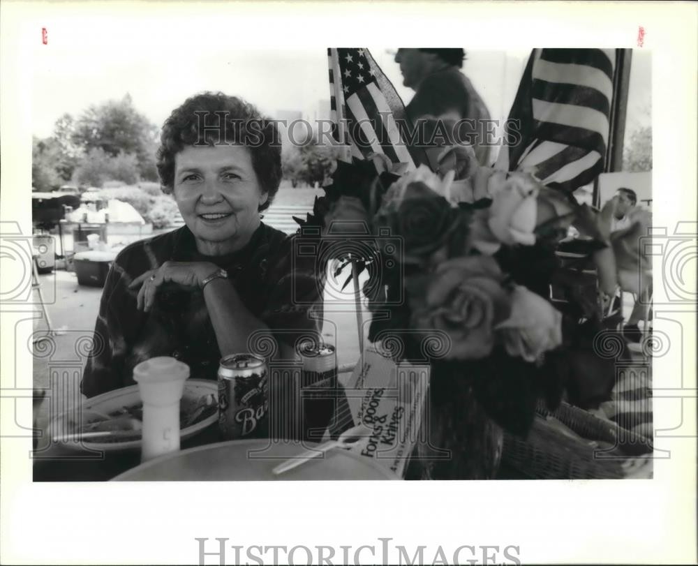 1989 Press Photo Fran Couvillion at Couvillion family reunion with Food, Flowers