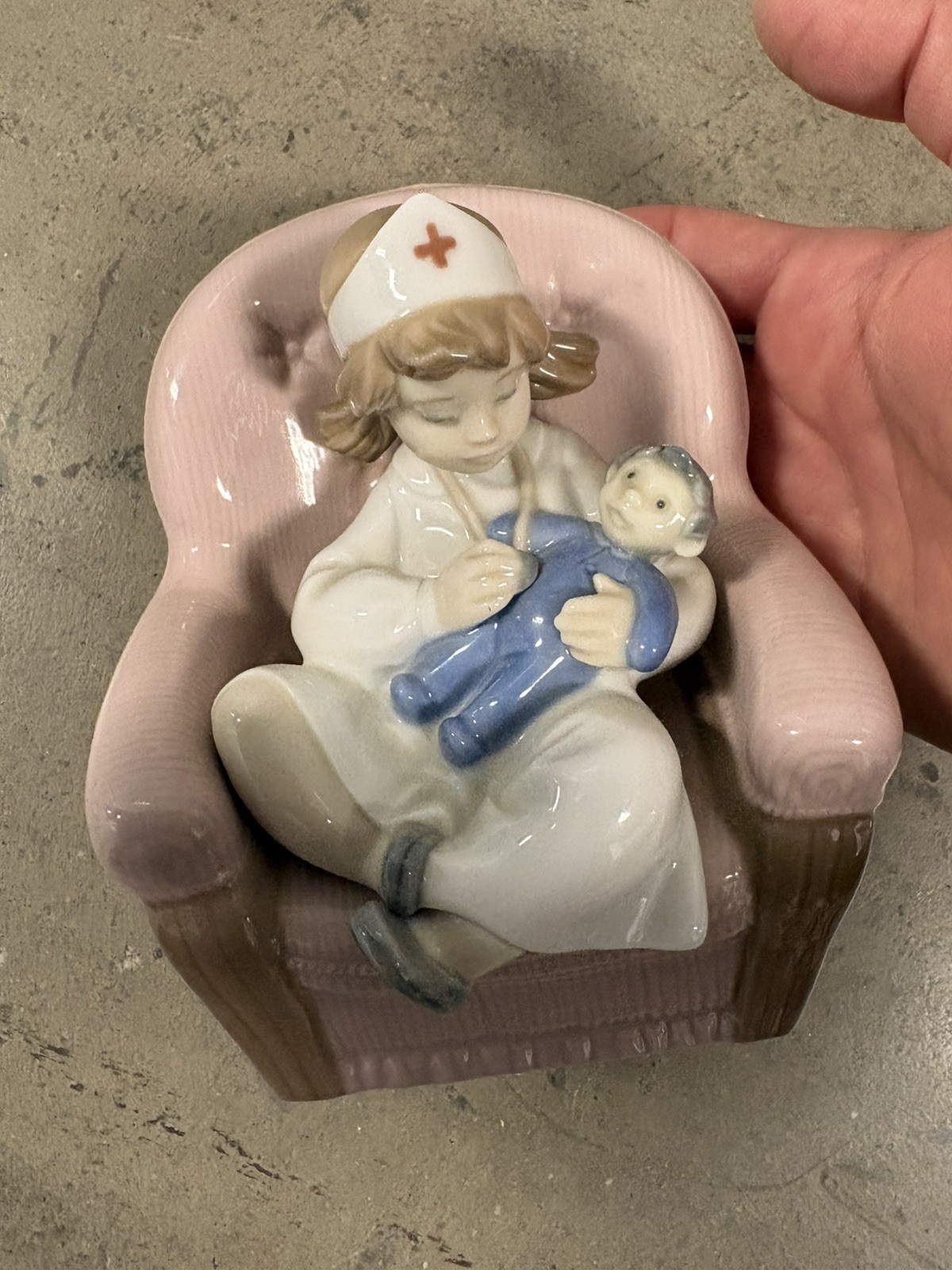 Lladro NAO Playing Nurse porcelain figurine girl w/doll in armchair #1055 no box