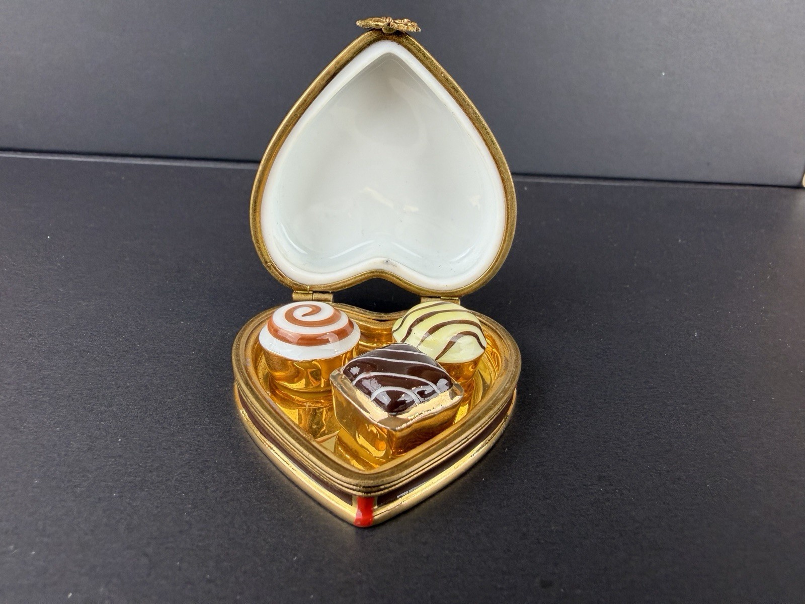 La Vie en Rose Limoges France Peint Main Heart 3 Chocolates Box 26003
