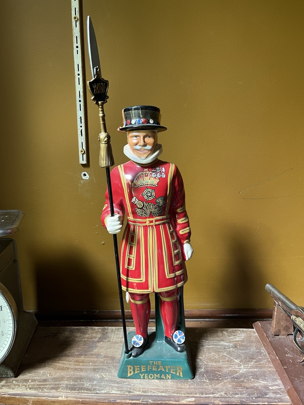 Vintage Beefeater Yeoman Gin Hand painted Bar Display Decanter Vintage Beefeater Yeoman Gin Hand painted Bar Display Decanter