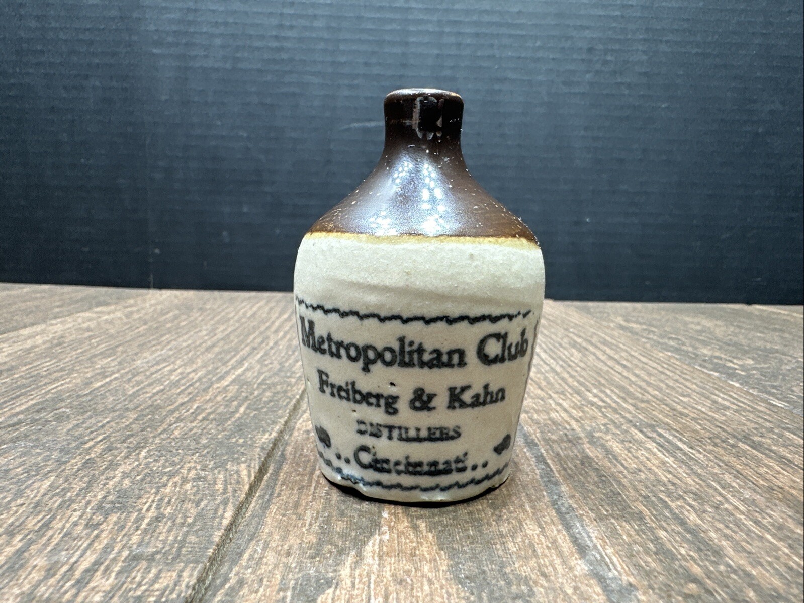 Vintage Metropolitan Club Freiburg & Kahn Jug Distillers Cincinnati Ohio
