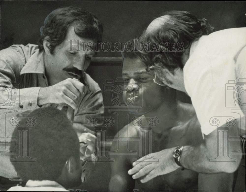 1974 Press Photo Boxer James Scott gets instruction from coach during time out