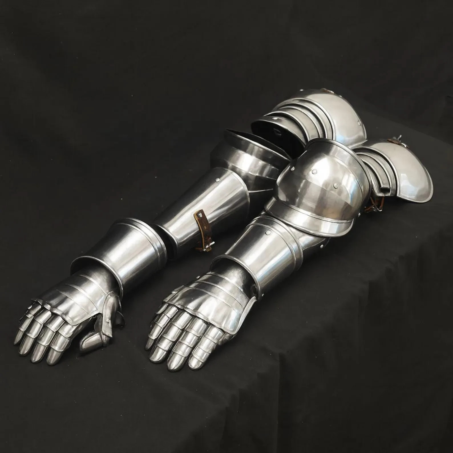 Medieval Steel Arm Armor with Gauntlets LARP Knight Cosplay Costume Gear Set Medieval Steel Arm Armor with Gauntlets LARP Knight Cosplay Costume Gear Set