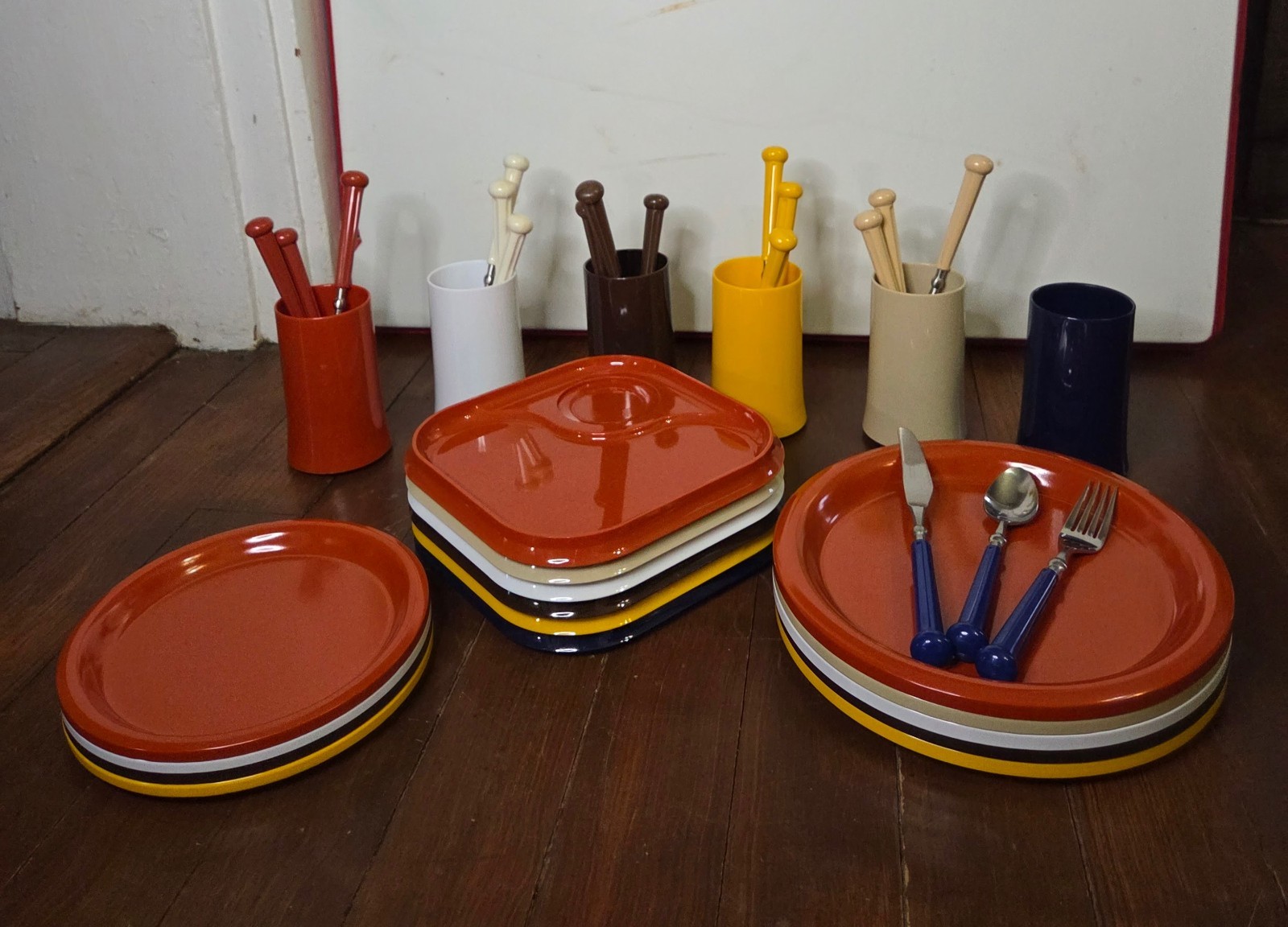 Ingrid Ltd Chicago Mid Century Party/ Picnic Melamine Set W/ Oxford Hall Cutlery