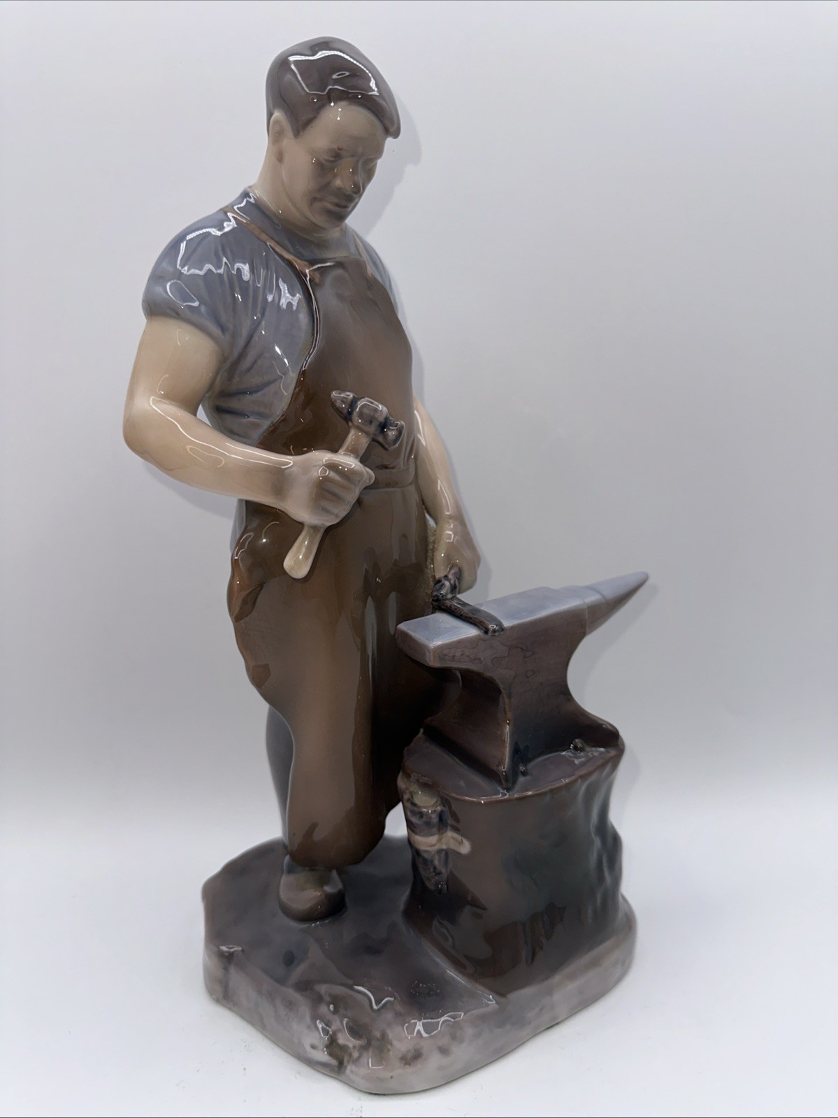 VTG BING & GRONDAHL PORCELAIN #2225 BLACKSMITH W/ ANVIL 11