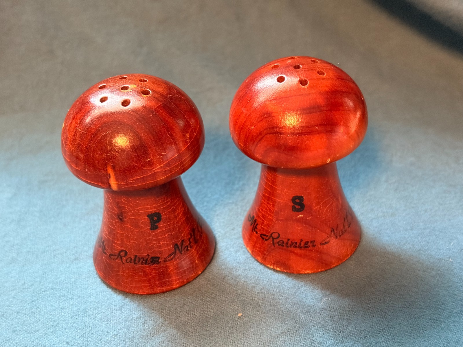 Vintage Mt. Rainier Nat\'l Park wood Salt & Pepper Shakers 1 pair