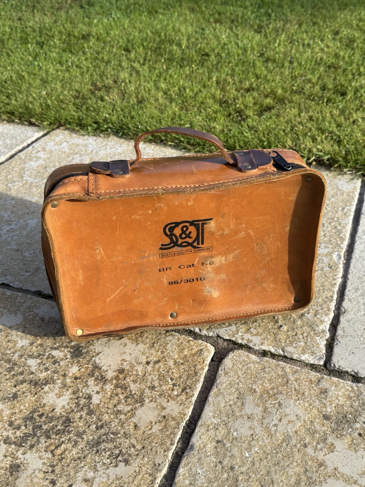 VINTAGE BRITISH RAIL ISSUE ELECTRICIANS LEATHER TOOL CASE BR CAT NO.86/3010 SQ&T