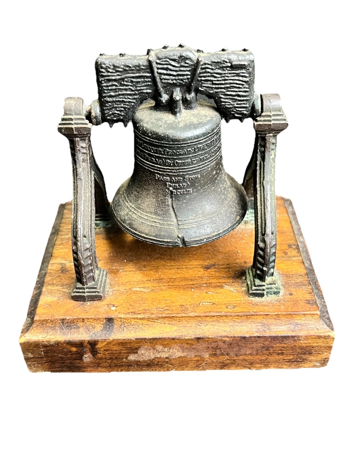 Philadelphia Pennsylvania Liberty Bell Figurine Coffee Table Nic Nac Rings Works
