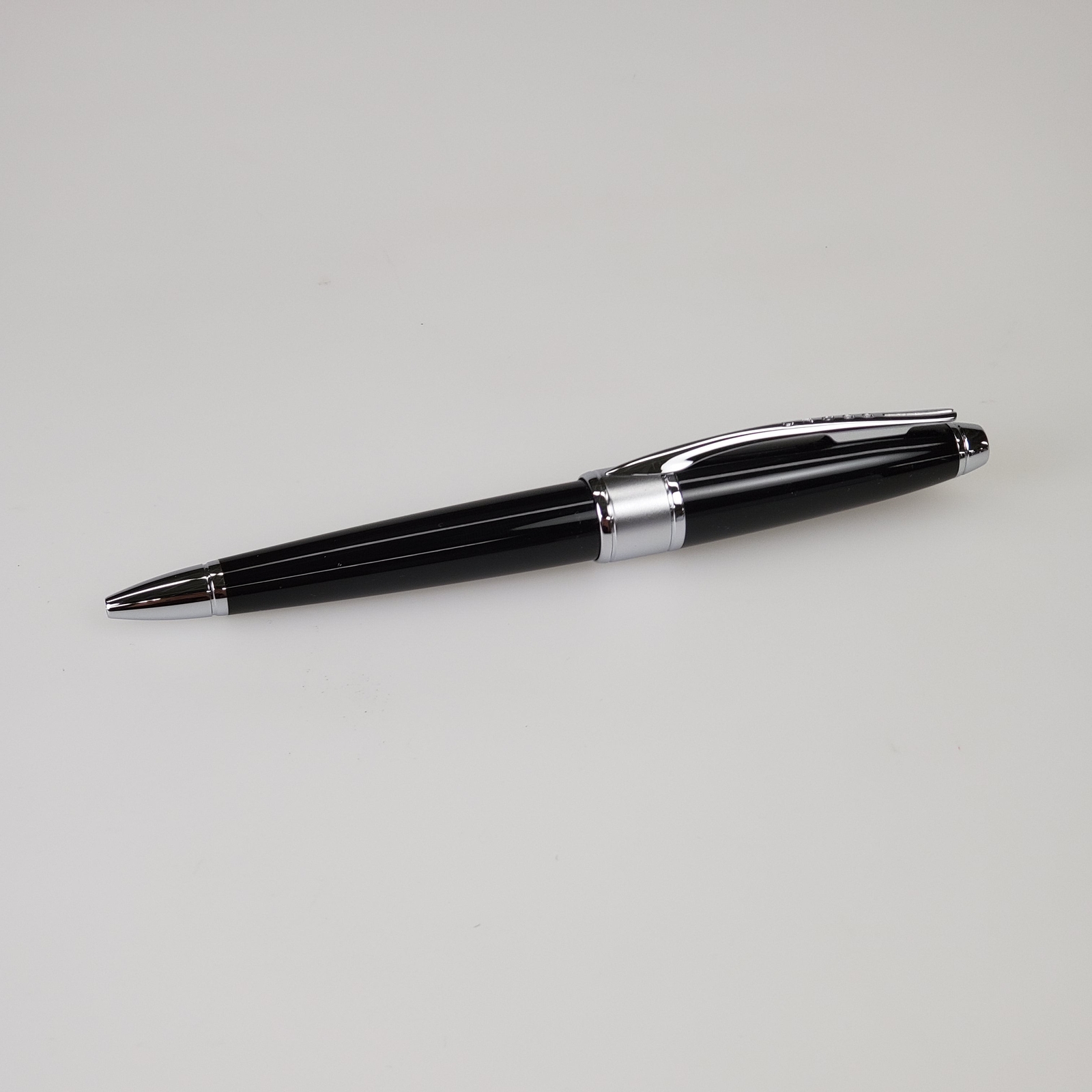 Cross Apogee Black Lacquer Ballpoint Pen (AT0122-02) Cross Apogee Black Lacquer Ballpoint Pen (AT0122-02)