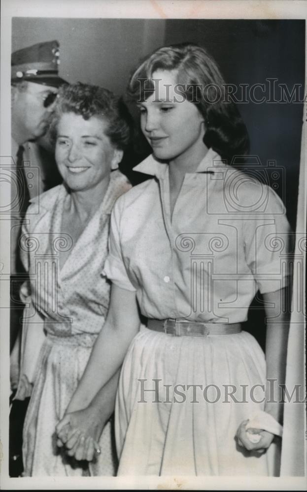 1958 Press Photo Cheryl Crane leaves a Santa Monica court with a police matron