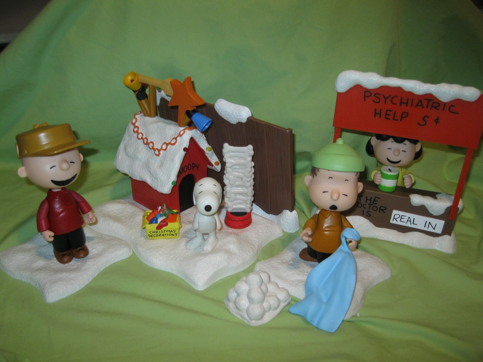 Memory Lane 2003 PEANUTS CHRISTMAS Charlie Brown Linus Lucy Snoopy FIGURES SET