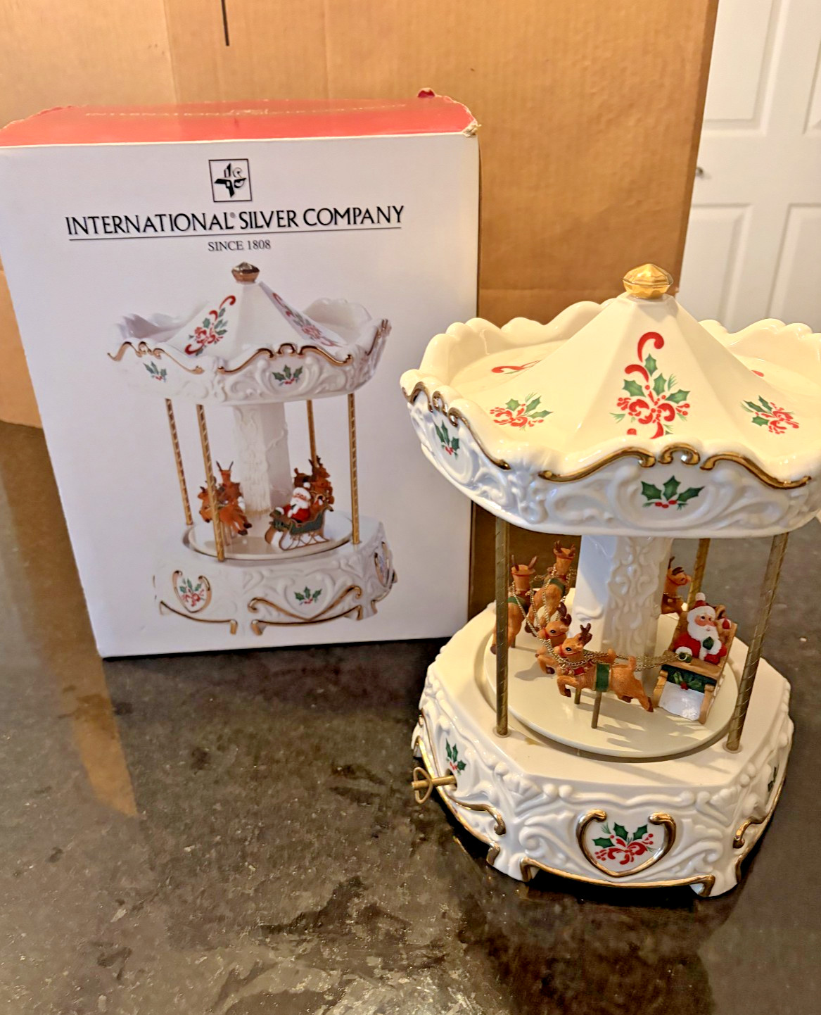 International Silver Santa & Sleigh Musical Carousel 99118942 Works Box Styrofoa International Silver Santa & Sleigh Musical Carousel 99118942 Works Box Styrofoa