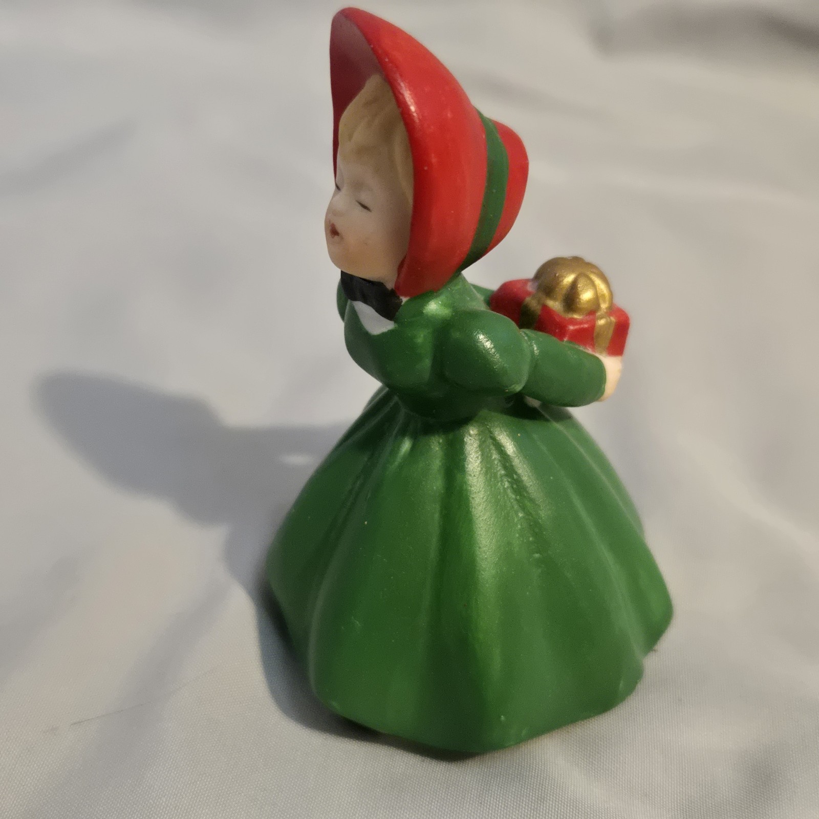 Enesco 1999 Figurine Old Fashion Kissing Girl Christmas Gift Ceramic Decoration