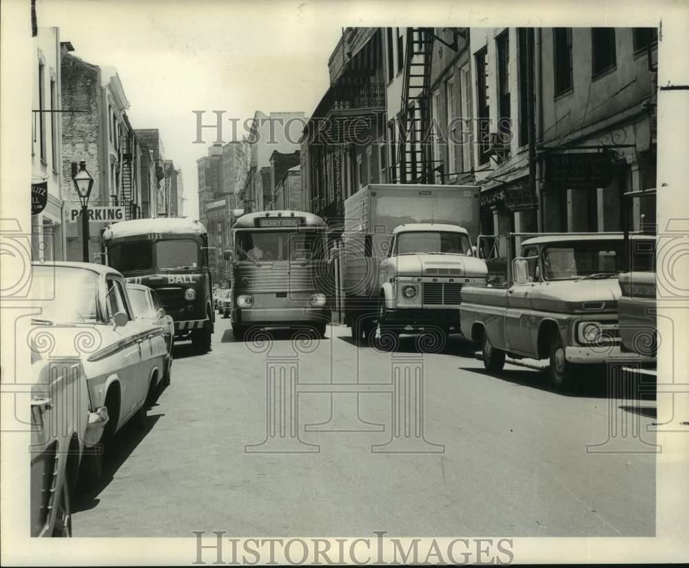 1967 Press Photo Unloading merchandise on Vieux Carre streets blocks traffic 1967 Press Photo Unloading merchandise on Vieux Carre streets blocks traffic