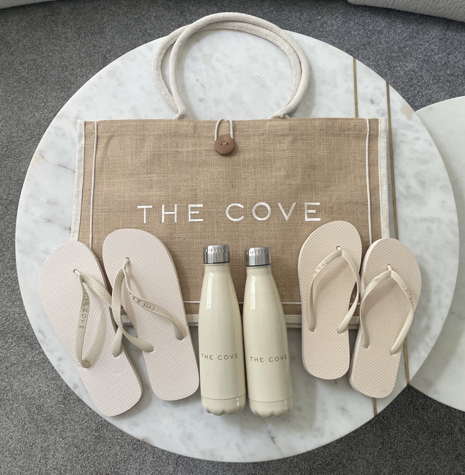 NEW The Cove, Atlantis Bahamas Woven Beach/Pool Bag, 2 Sandals, 2 Drink Bottles