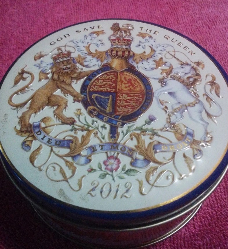 Commemorative tin featuring the British Royal Coat of Arms Commemorative tin featuring the British Royal Coat of Arms