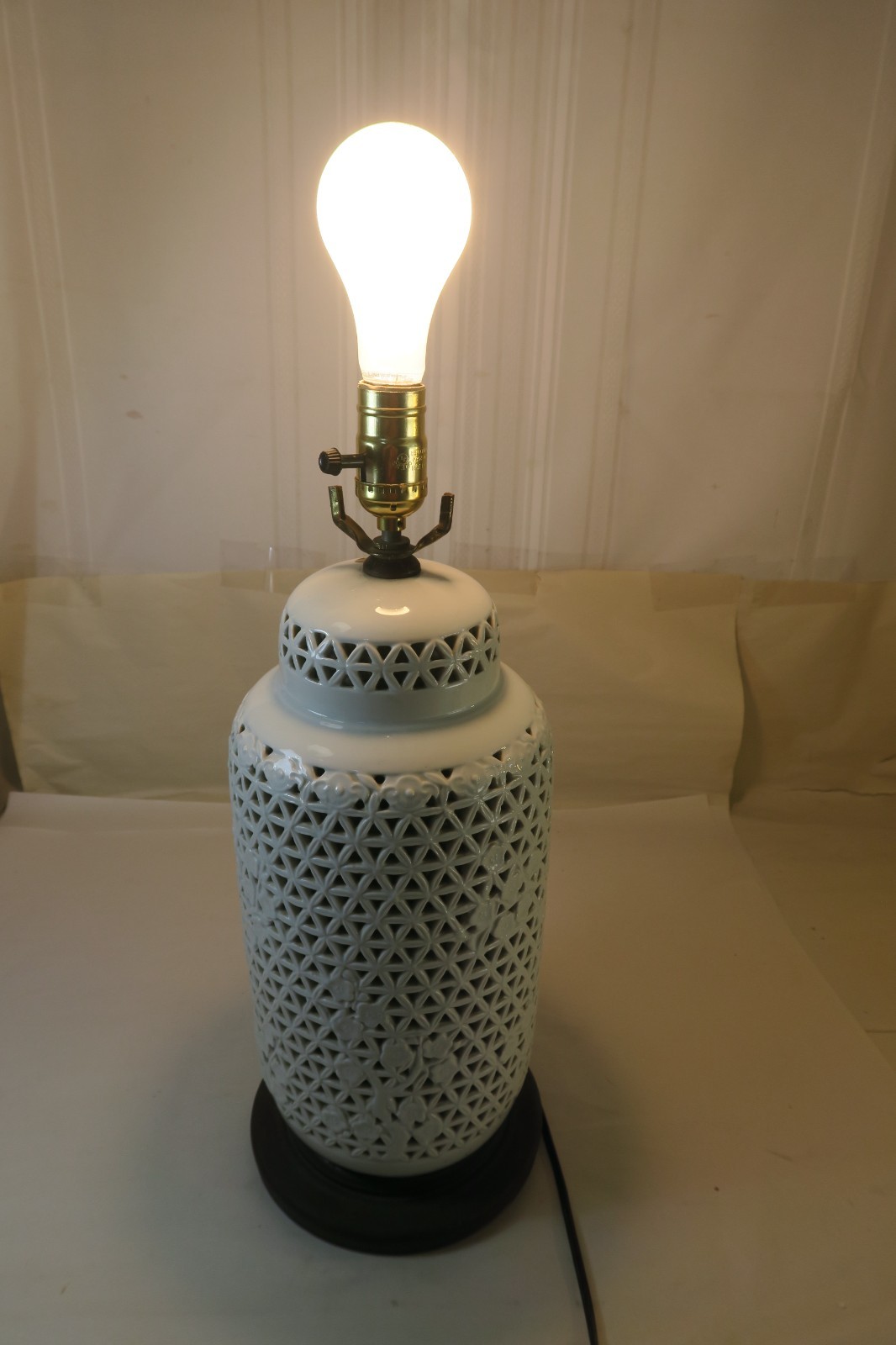 VINTAGE BLANC DE CHINE RETICULATED LAMP 1950\'s 19\