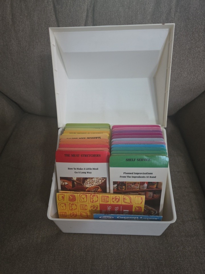 1975 Vintage Betty Crocker Recipe Box with Recipes