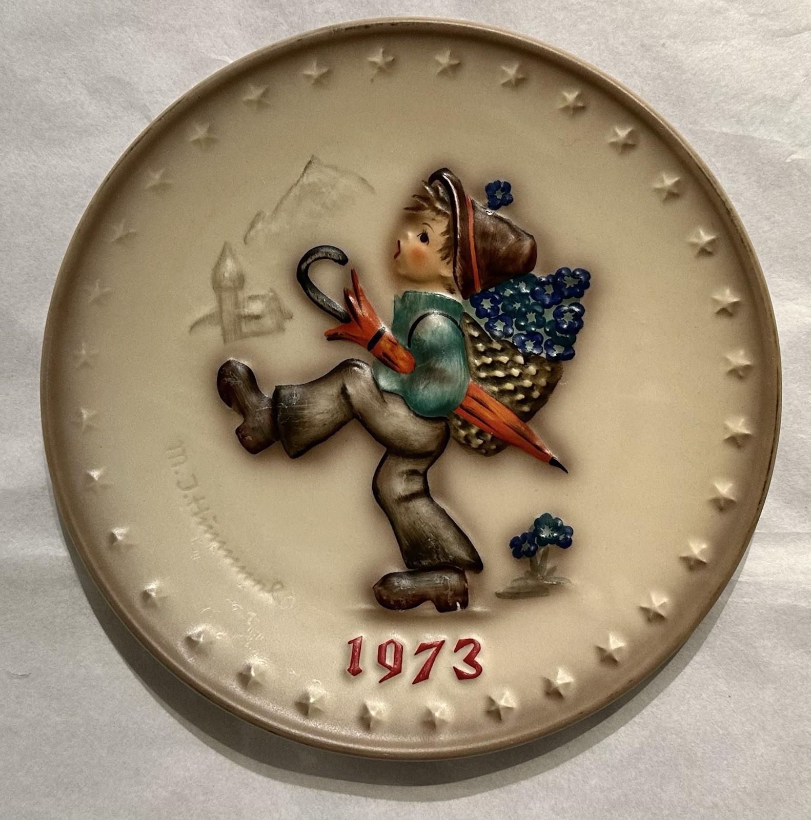 HUMMEL FIGURE PLATE 1973 HAND PAINTED GOEBEL PORCELAIN W GERMANY GLOBE TROTTER