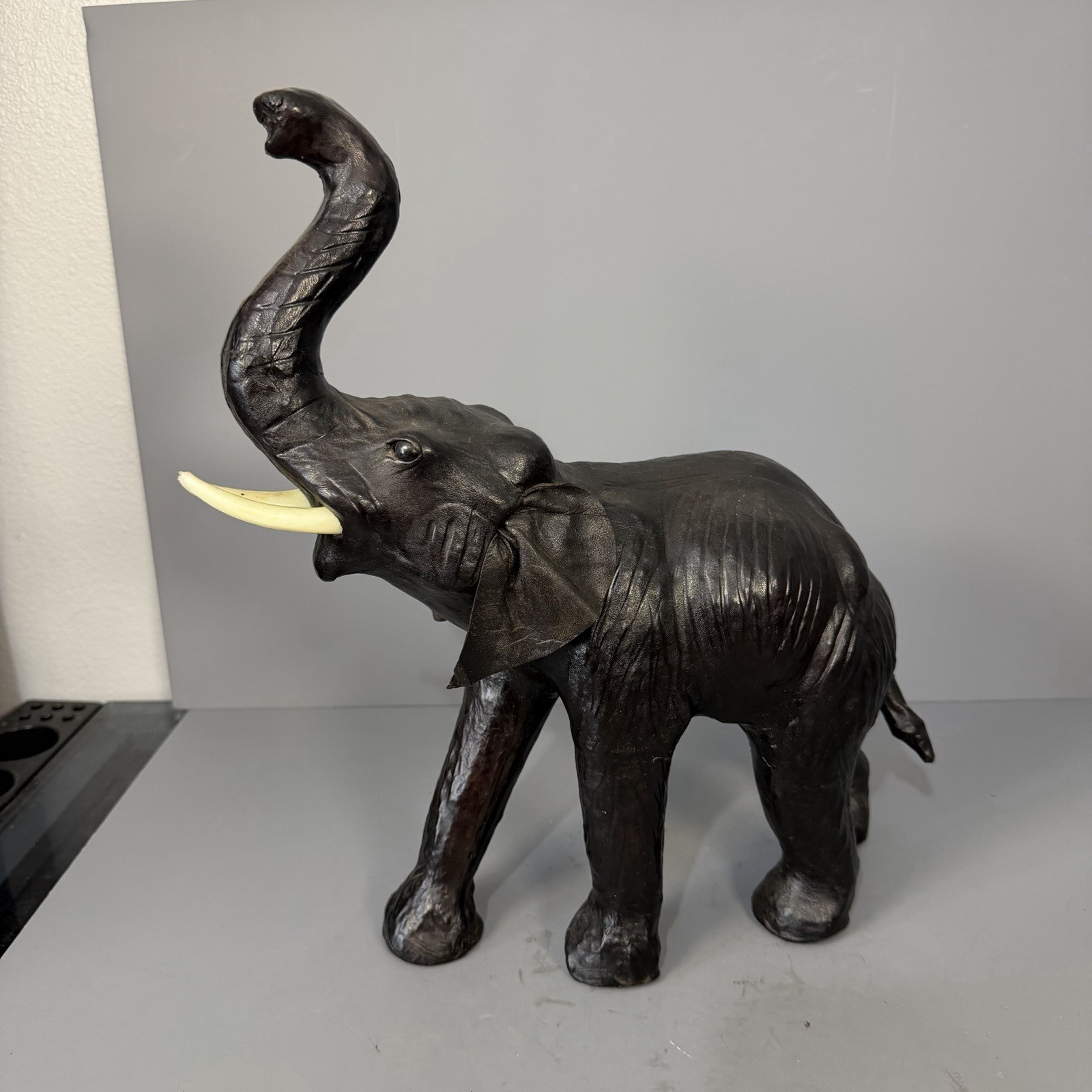 leather elephant figurine vintage Brown Preowned Home Decor leather elephant figurine vintage Brown Preowned Home Decor