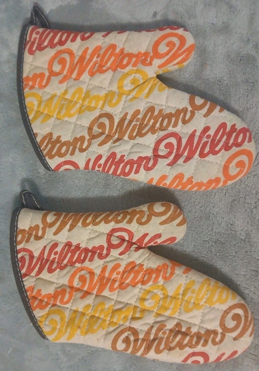 2 Vtg Wilton Oven Mitts Pot Holders Hot Pads Quilted Insulated Logo Retro READ 2 Vtg Wilton Oven Mitts Pot Holders Hot Pads Quilted Insulated Logo Retro READ