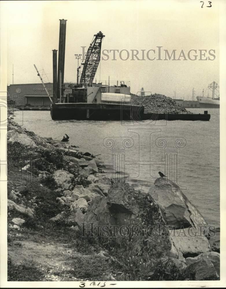 1975 Press Photo US Army Corps of Engineers dumps rocks in Jackson Square levee 1975 Press Photo US Army Corps of Engineers dumps rocks in Jackson Square levee