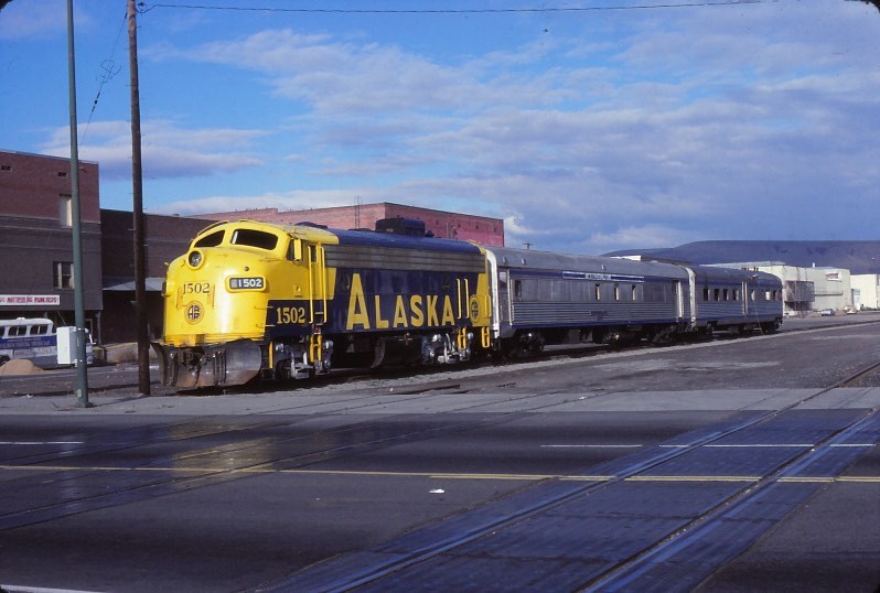 ALASKA   1502  F7A   & TWO CARS     @  YAKAMA, WA 1986 35MM SLIDE