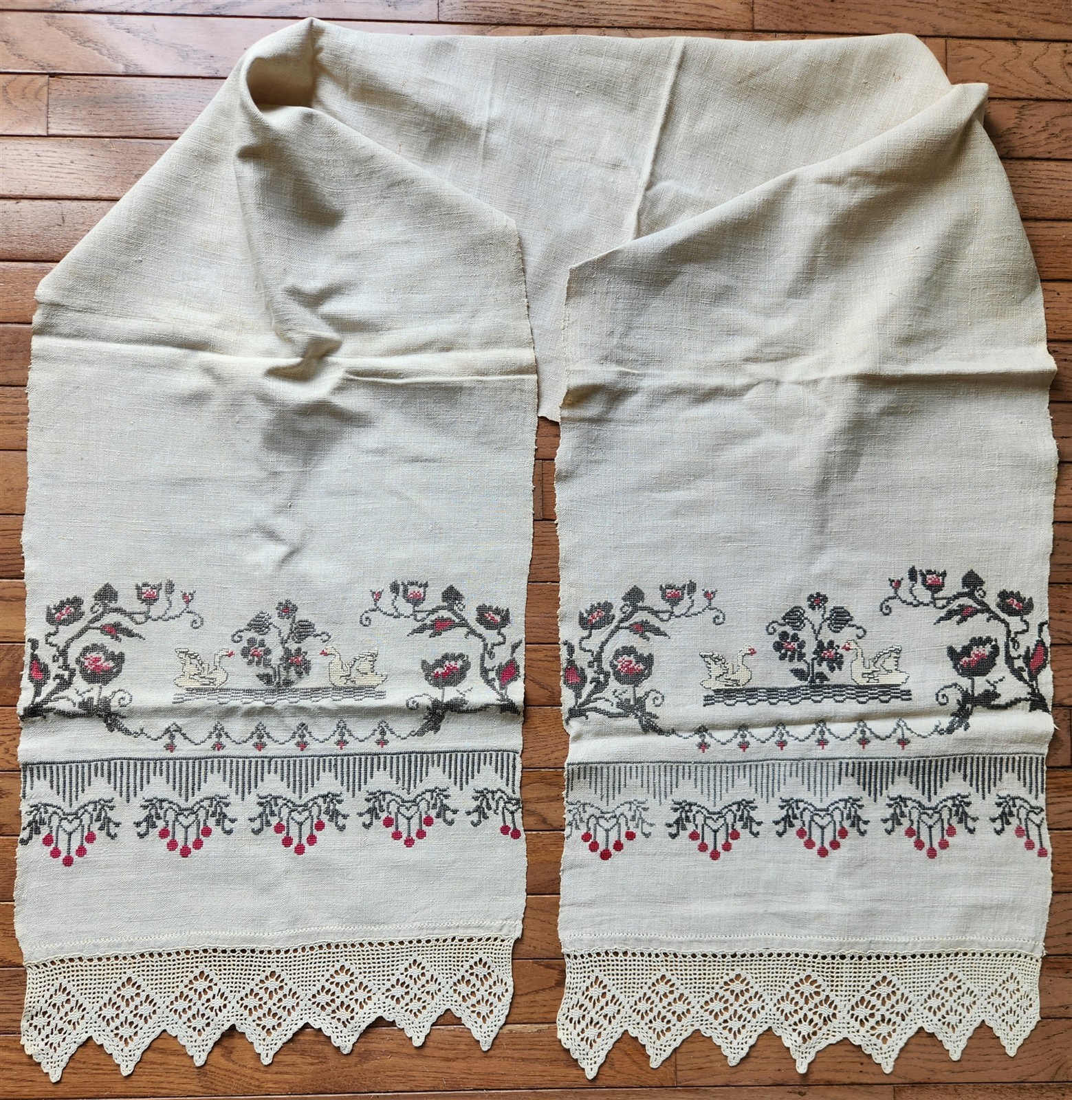 VINTAGE UKRAINIAN EMBROIDERED LINEN RUSHNIK or TABLE RUNNER w/ SWANN DESIGN
