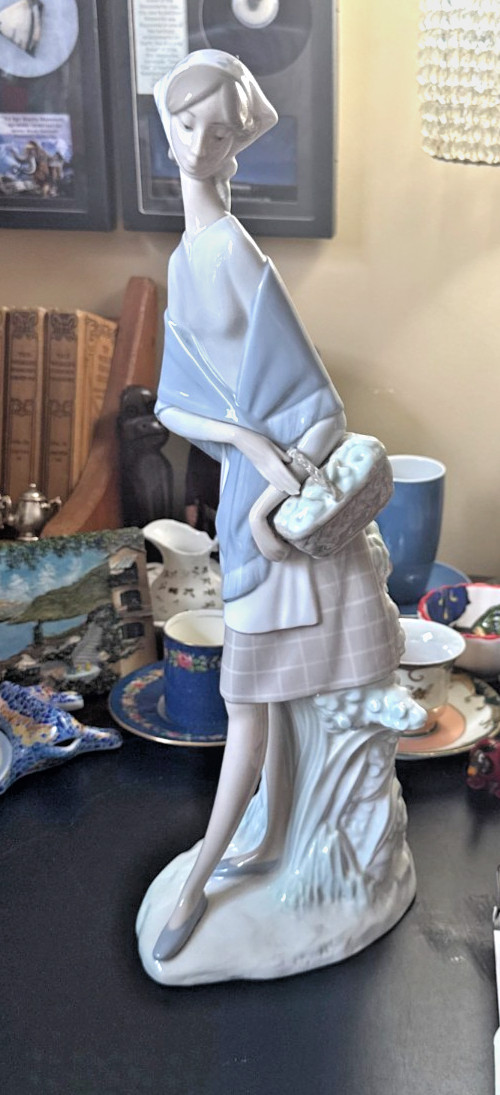 Lladro La Merienda Porcelain Figurine Lladro La Merienda Porcelain Figurine