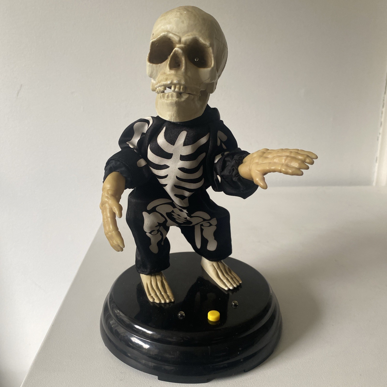 Gemmy Groovin Ghoul Dancing Skeleton Grave Raver Livin La Vida Loca Lights Moves