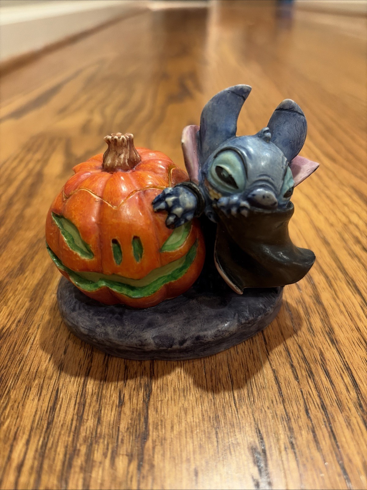 Disney Auctions VAMPIRE STITCH LE 500  KINGDOM  RARE Treasure Box BRAND NEW