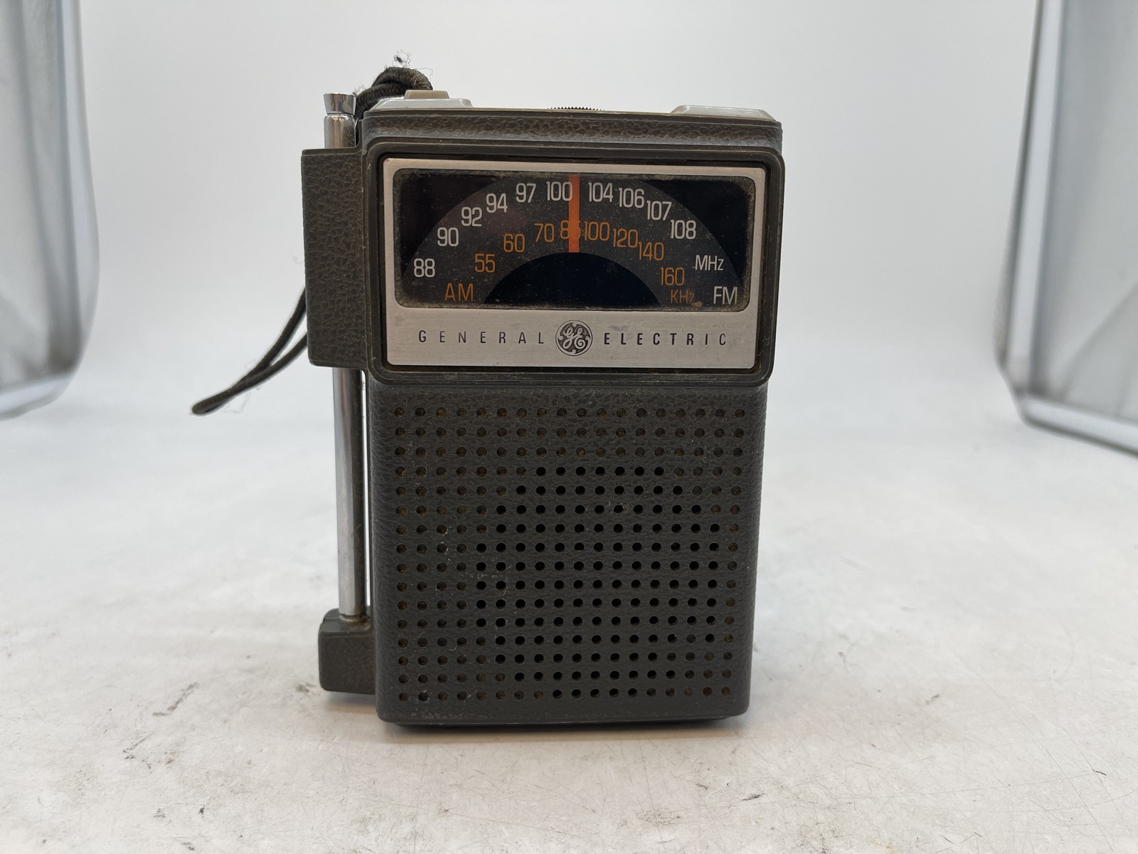 Vintage General Electric (GE) AM/FM Portable Pocket Transistor Radio - Free S/H