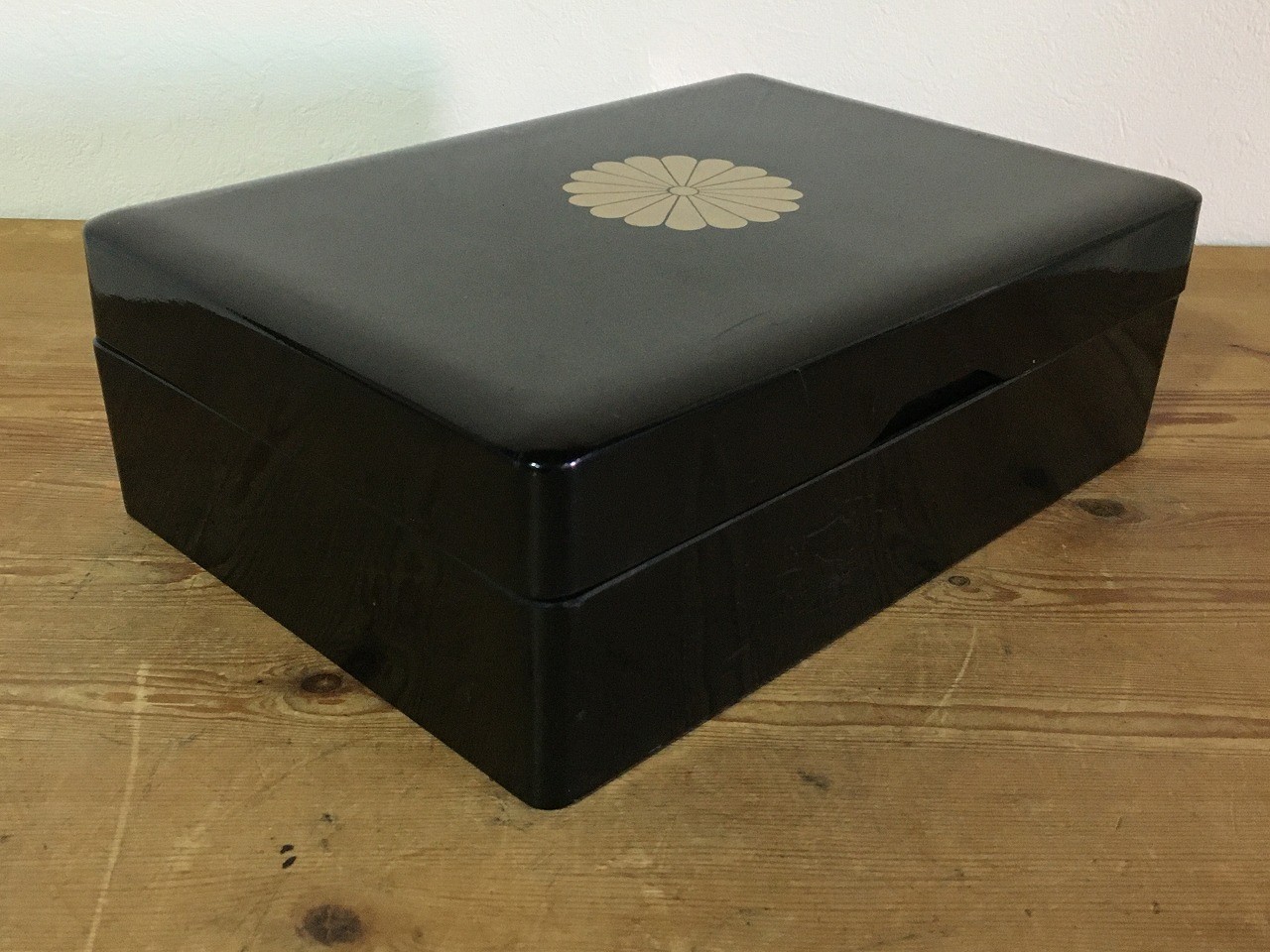 S1016 Vintage Japanese Lacquerware Document Box Imperial Crest Chrysanthemum